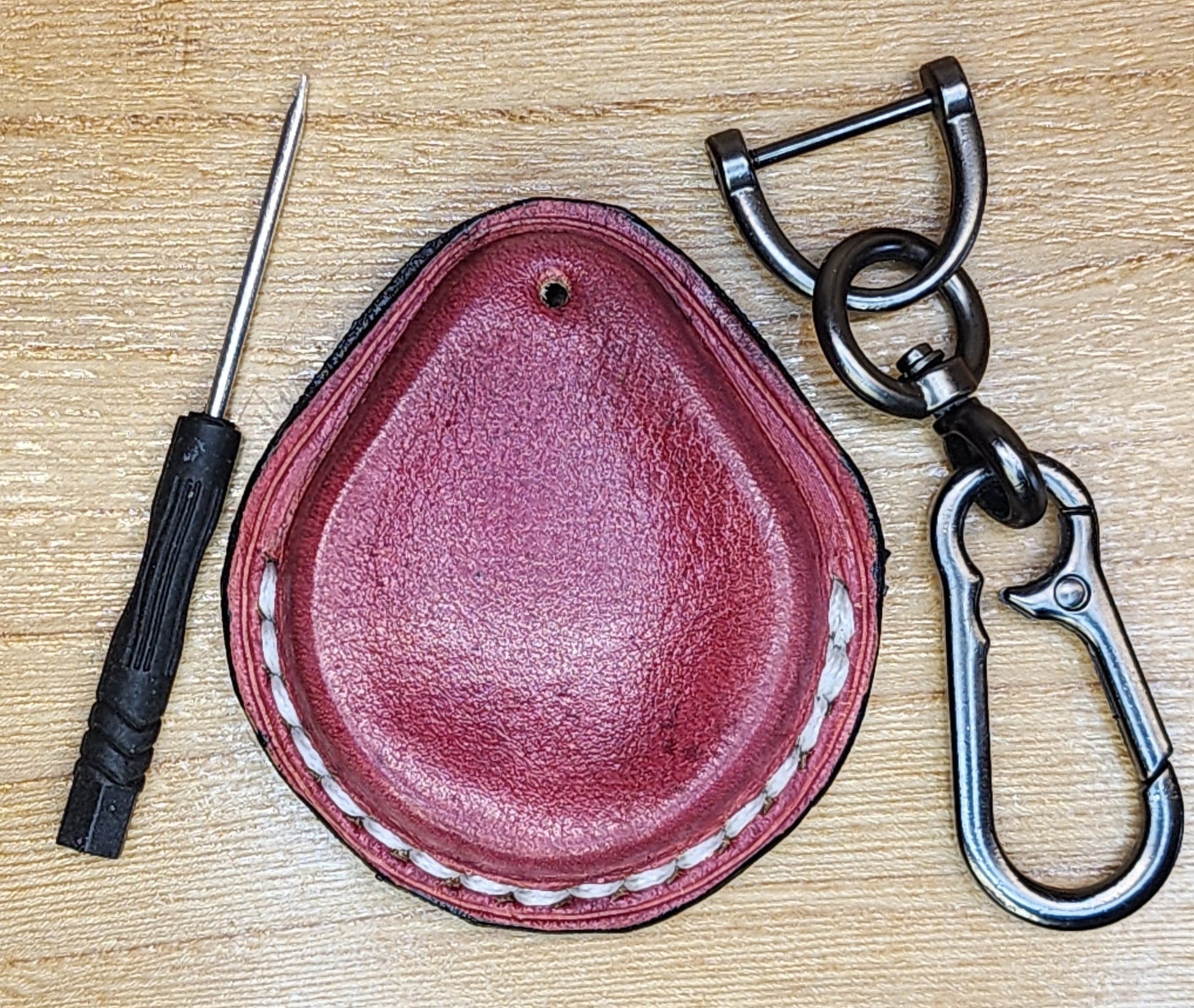 Back view of red leather harley davidson key fob case with keychain and mini screwdriver.  étui porte-clés en cuir pour harley davidson