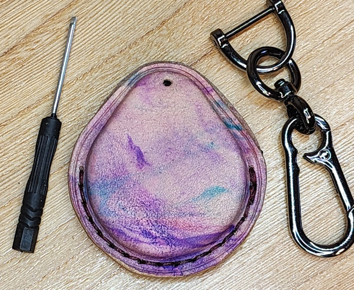 Back view of camo style leather key fob case for Harley Davidson. Vue arrière de l'étui porte-clés en cuir pour moto Harley Davidson.