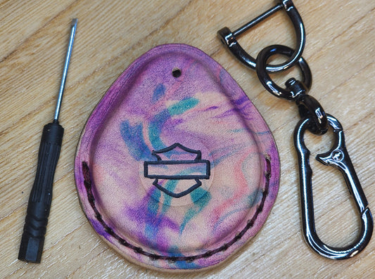 Purple pink green camo style leather key fob case for Harley Davidson motorcycles with mini screwdriver for screw in D ring and small screwdriver . Étui porte-clés pour Moto Harley Davidson