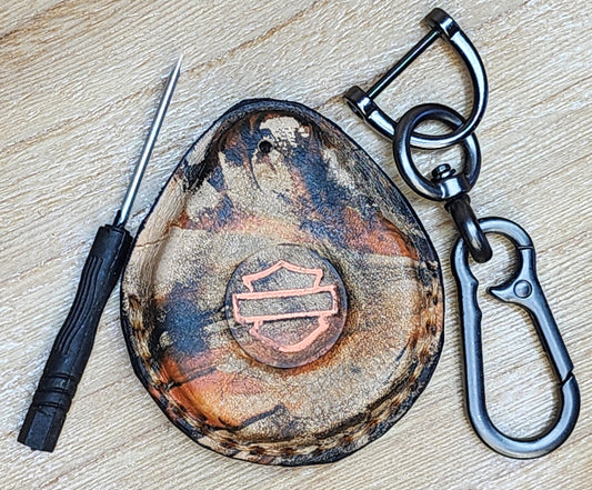 Front view of leather key fob case for Harley Davidson motorcycles in camo style orange and black. Étui porte-clés pour Moto Harley Davidson
