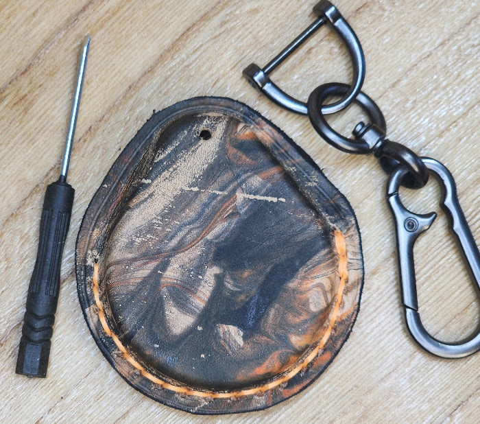 Back view of camo style orange and black leather key fob case for Harley Davidson motorcycles with screwdriver and keychain. Vue arrière de l'étui porte-clés en cuir pour moto Harley Davidson.