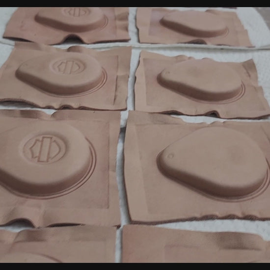 Demo of some wet molded veg tan leather crafting of leather fob cases for Harley Davidson motorcycles in a choice of colors and styles.  Fabrication d'étui porte-clés en cuir pour motos Harley Davidson avec des effets camouflages.