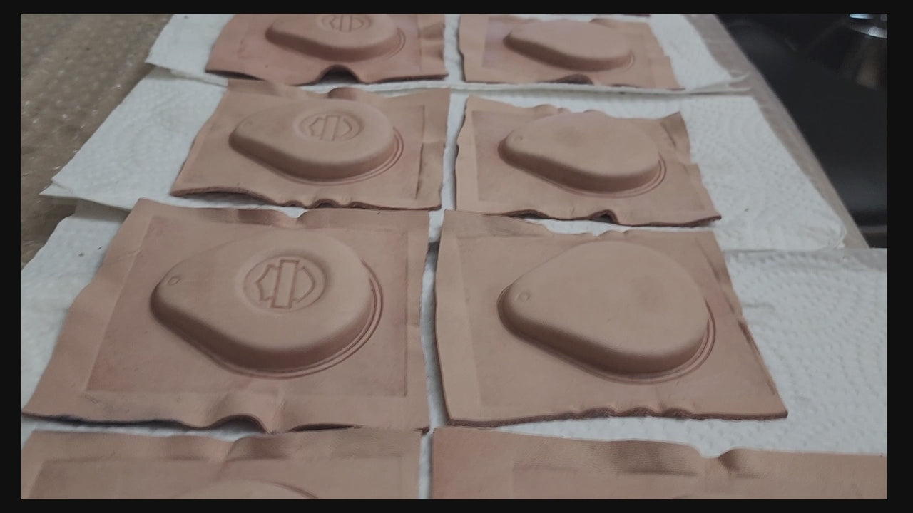 Demo of some wet molded veg tan leather crafting of leather fob cases for Harley Davidson motorcycles in a choice of colors and styles.  Fabrication d'étui porte-clés en cuir pour motos Harley Davidson avec des effets camouflages.